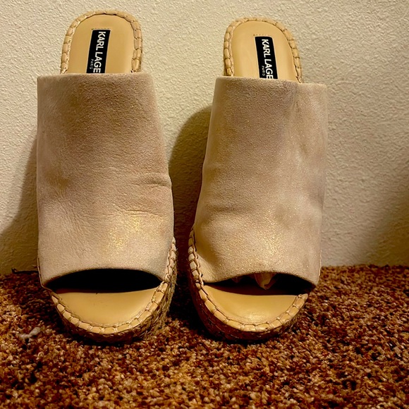 Karl Lagerfeld Gold Sparkle 3.5” Slip on Wedges. Chic Chain Design size 9M - Picture 2 of 6